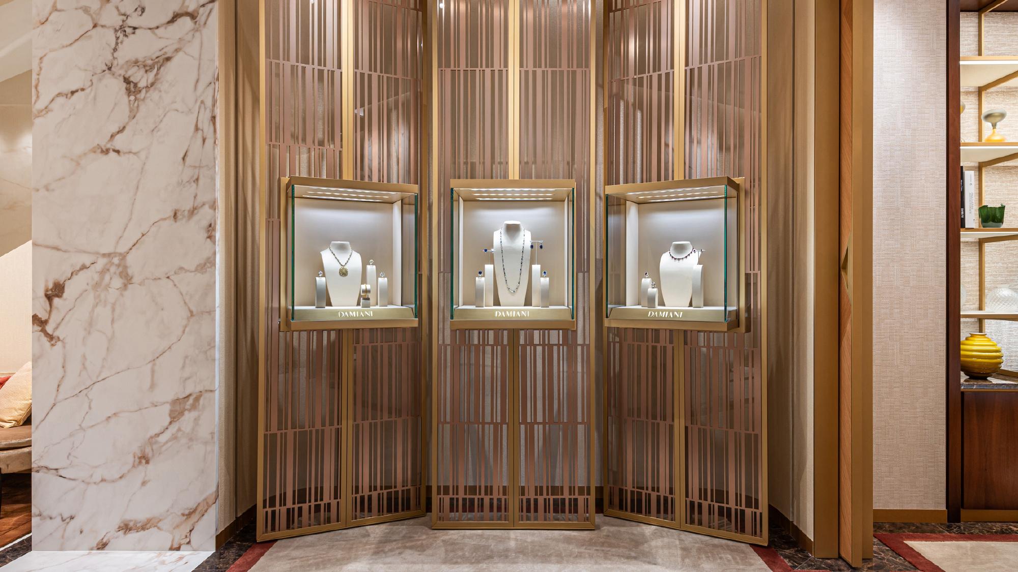 Custom Jewelry Showcase or Standard Display Case: Which Truly Elevates a Luxury Brand? 2