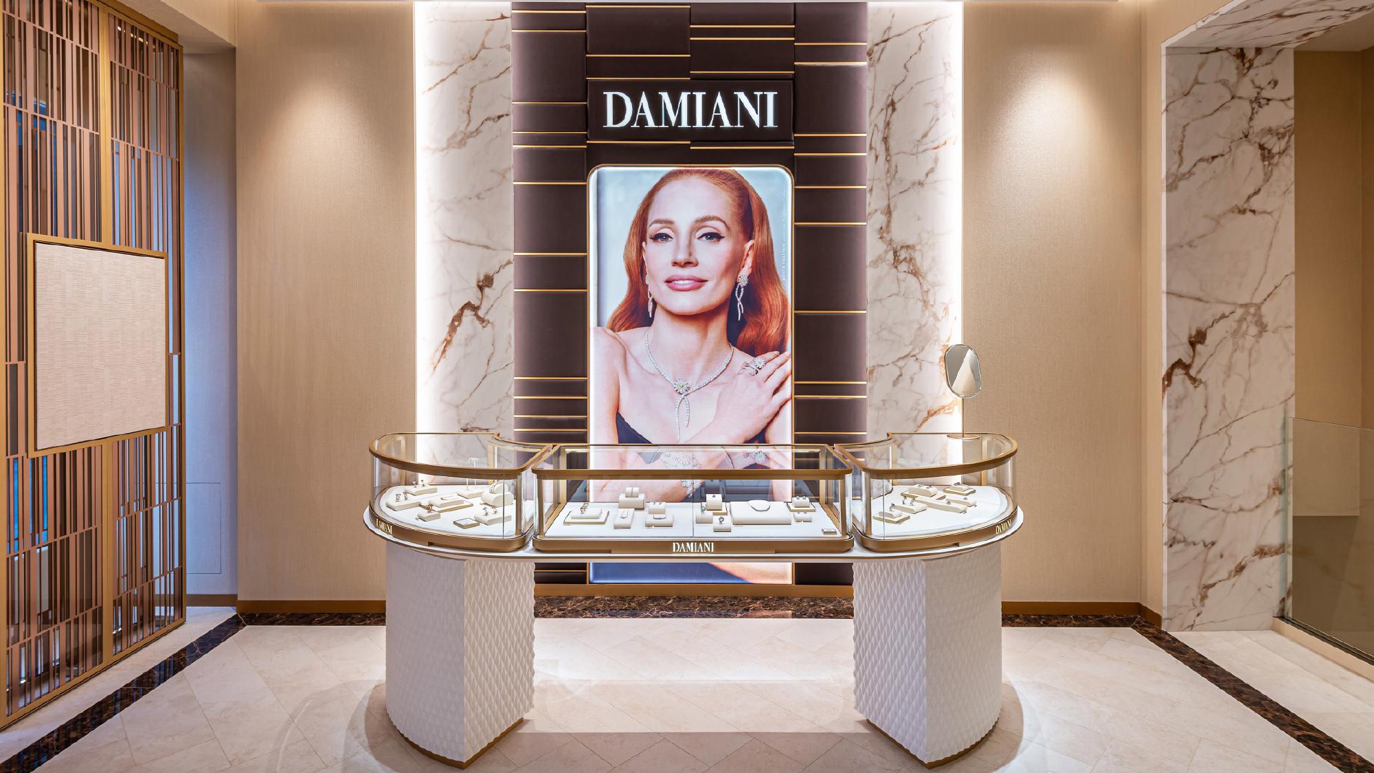 Custom Jewelry Showcase or Standard Display Case: Which Truly Elevates a Luxury Brand? 1