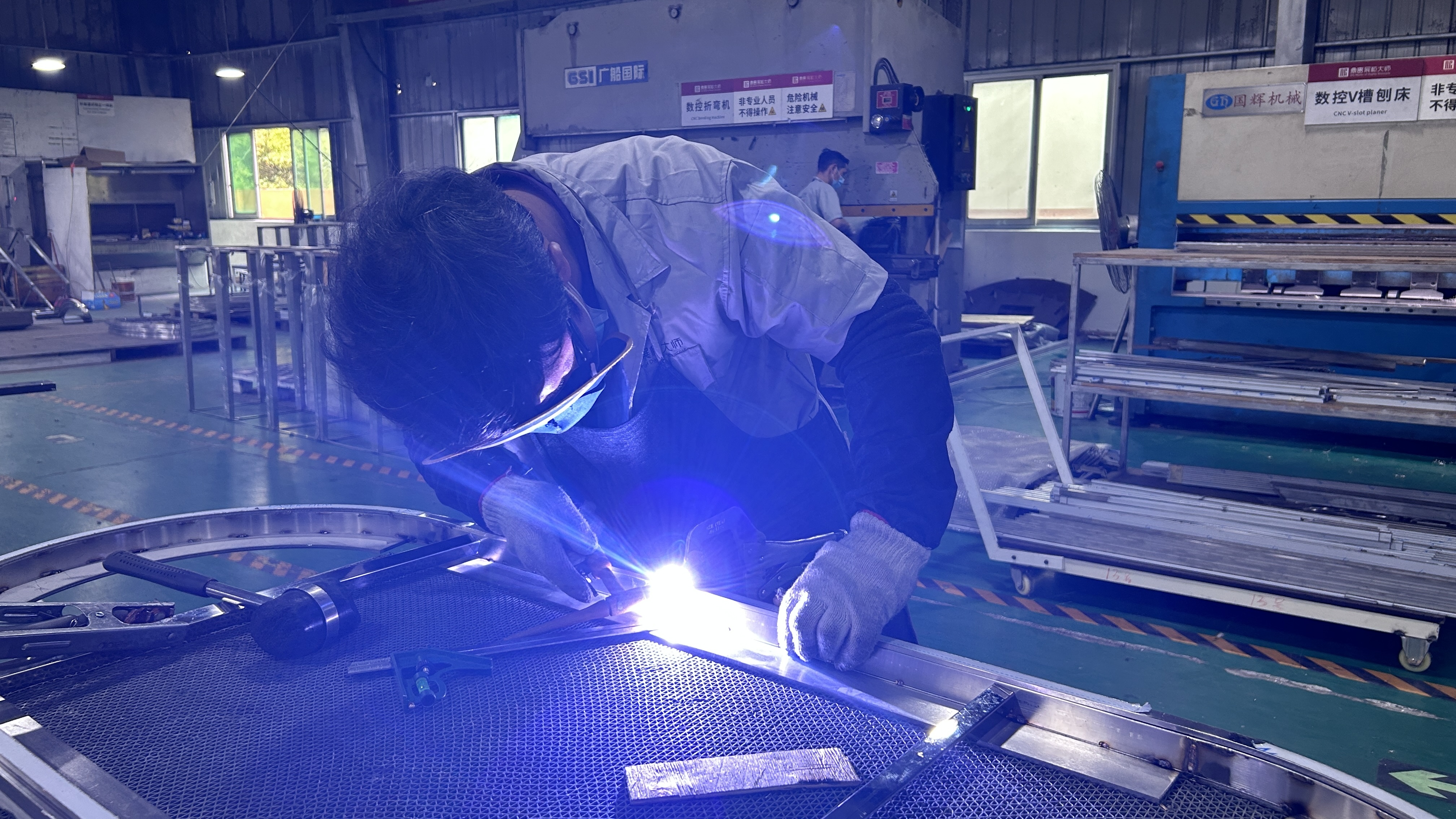 The Mastery of Craftsmanship in Jewelry Showcase Design: A Dual Enhancement of Quality and Aesthetics 1