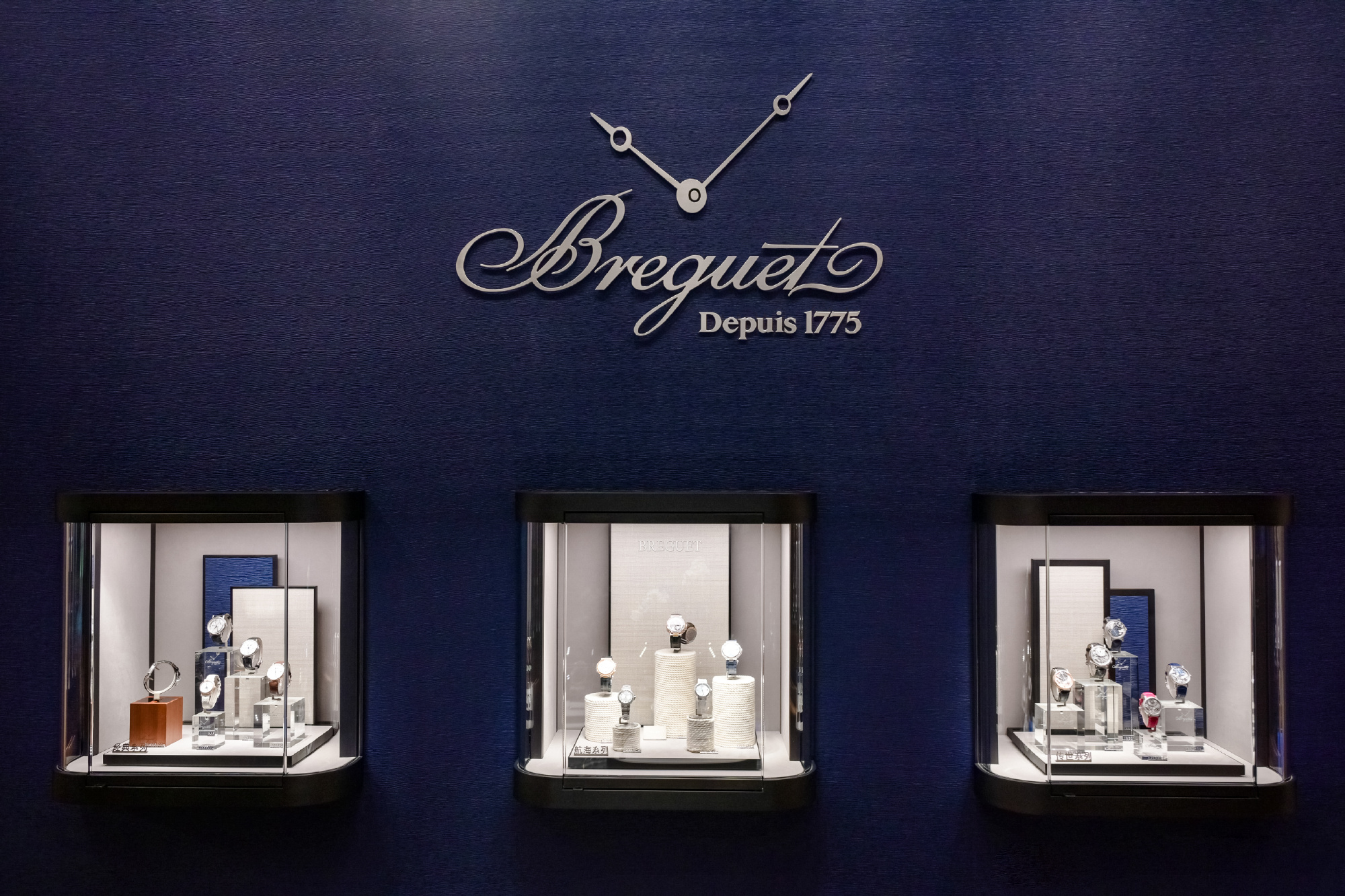 How to Use Props and Decorations to Enhance Watch Displays? 2