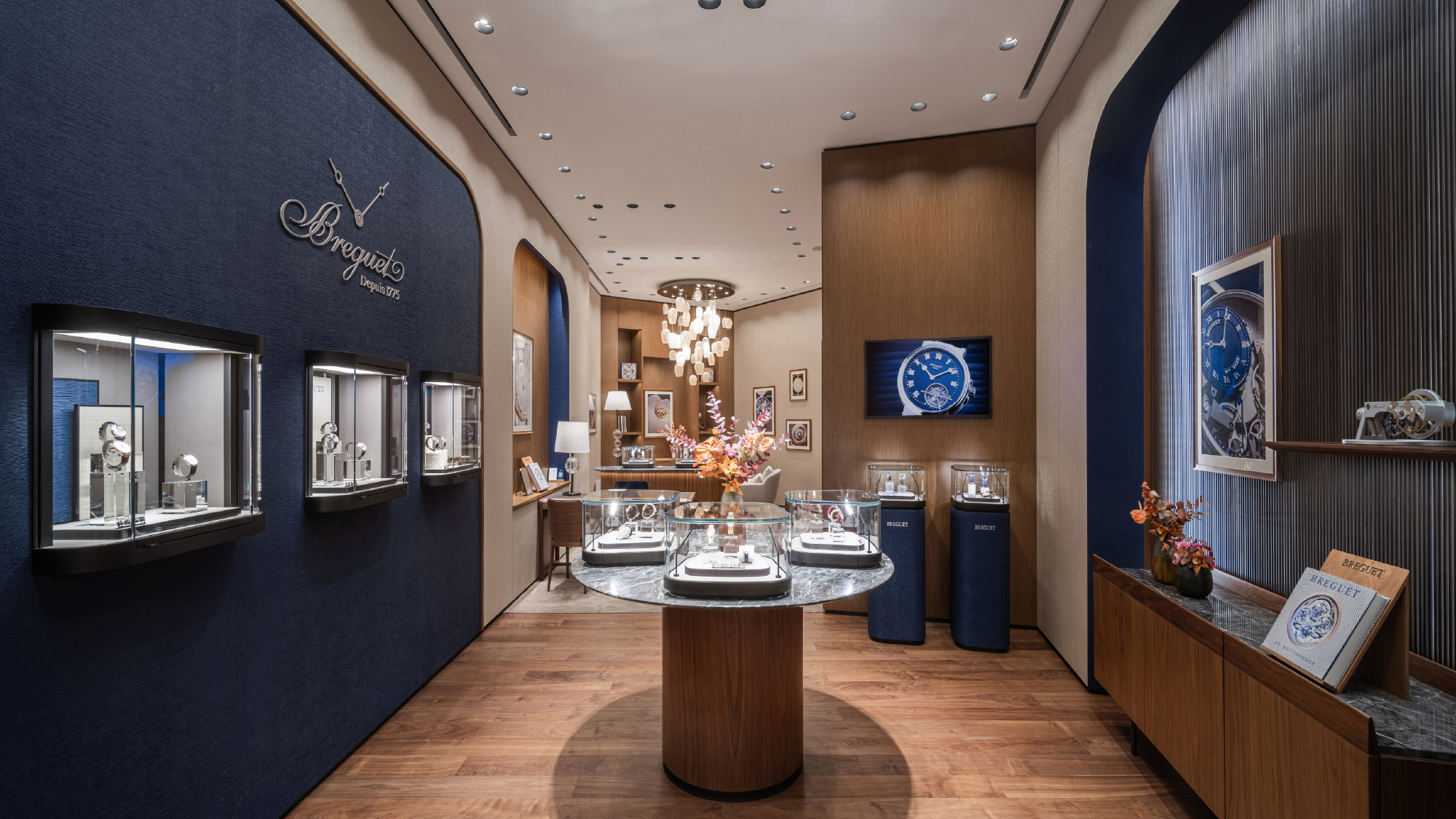 How to Use Props and Decorations to Enhance Watch Displays? 1