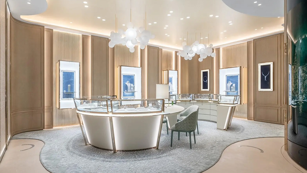 Illuminate Luxury, Choose DG Display Showcase 2