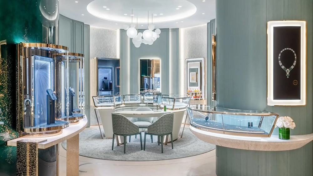 Illuminate Luxury, Choose DG Display Showcase 1