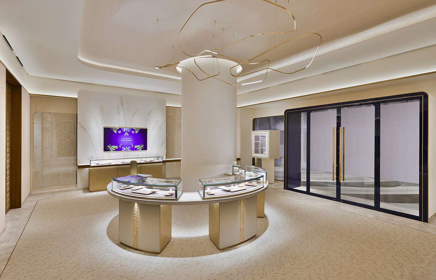 Breaking Tradition: How Custom Jewelry Showcases Perfectly Match Your Brand Culture 1