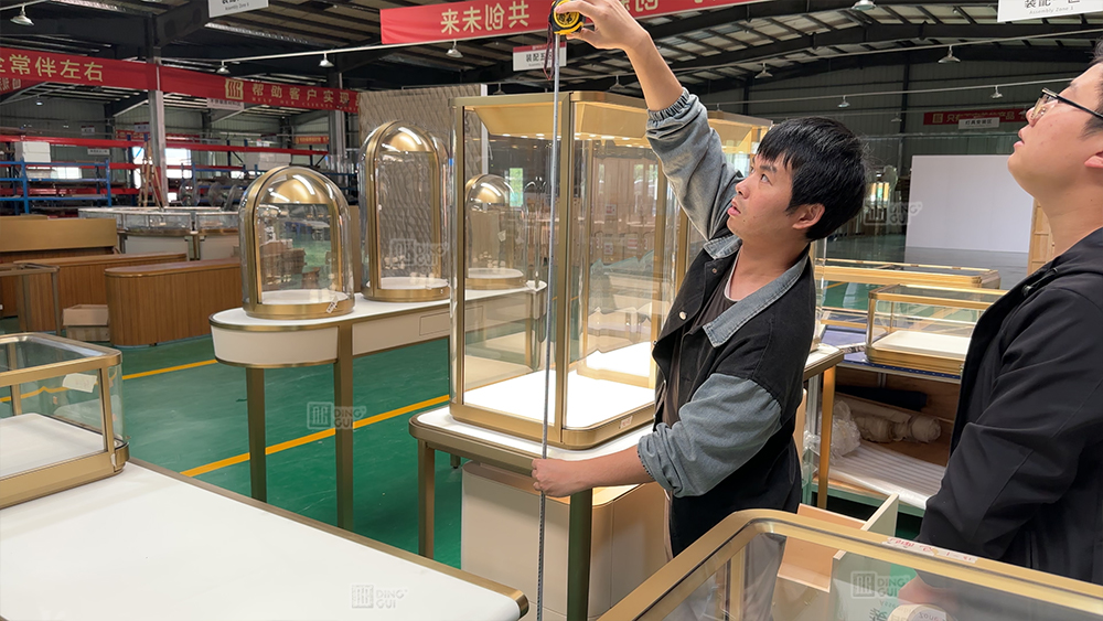 How does DG enhance brand credibility by rigorously quality-controlling jewelry display showcases? 1