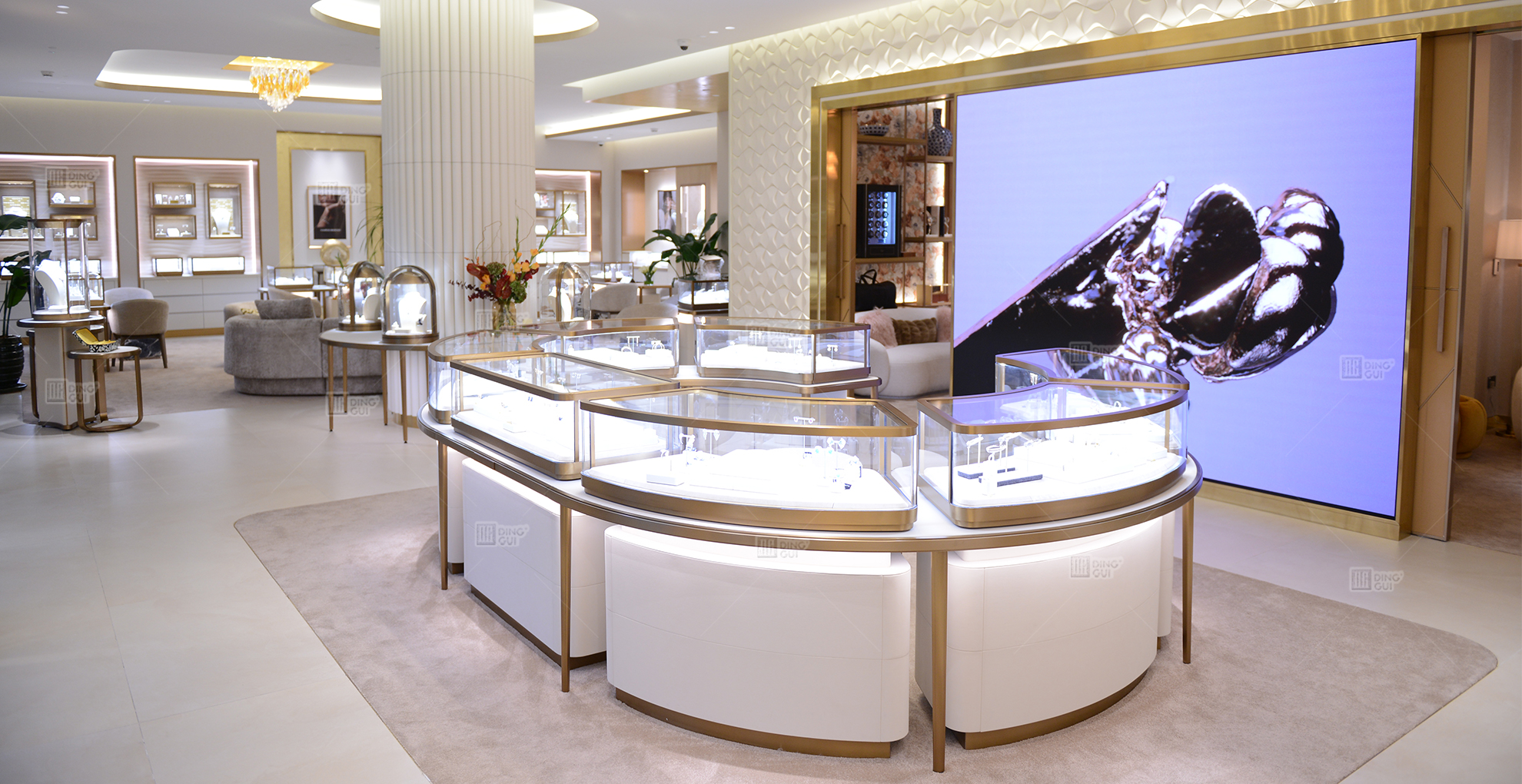 Customer Experience First: The Crucial Role of Display Cabinets in Jewelry Sales 1