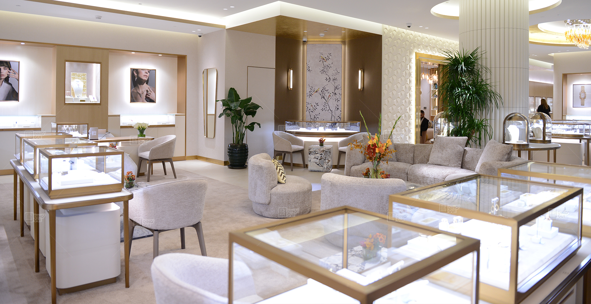 Customer Experience First: The Crucial Role of Display Cabinets in Jewelry Sales 2