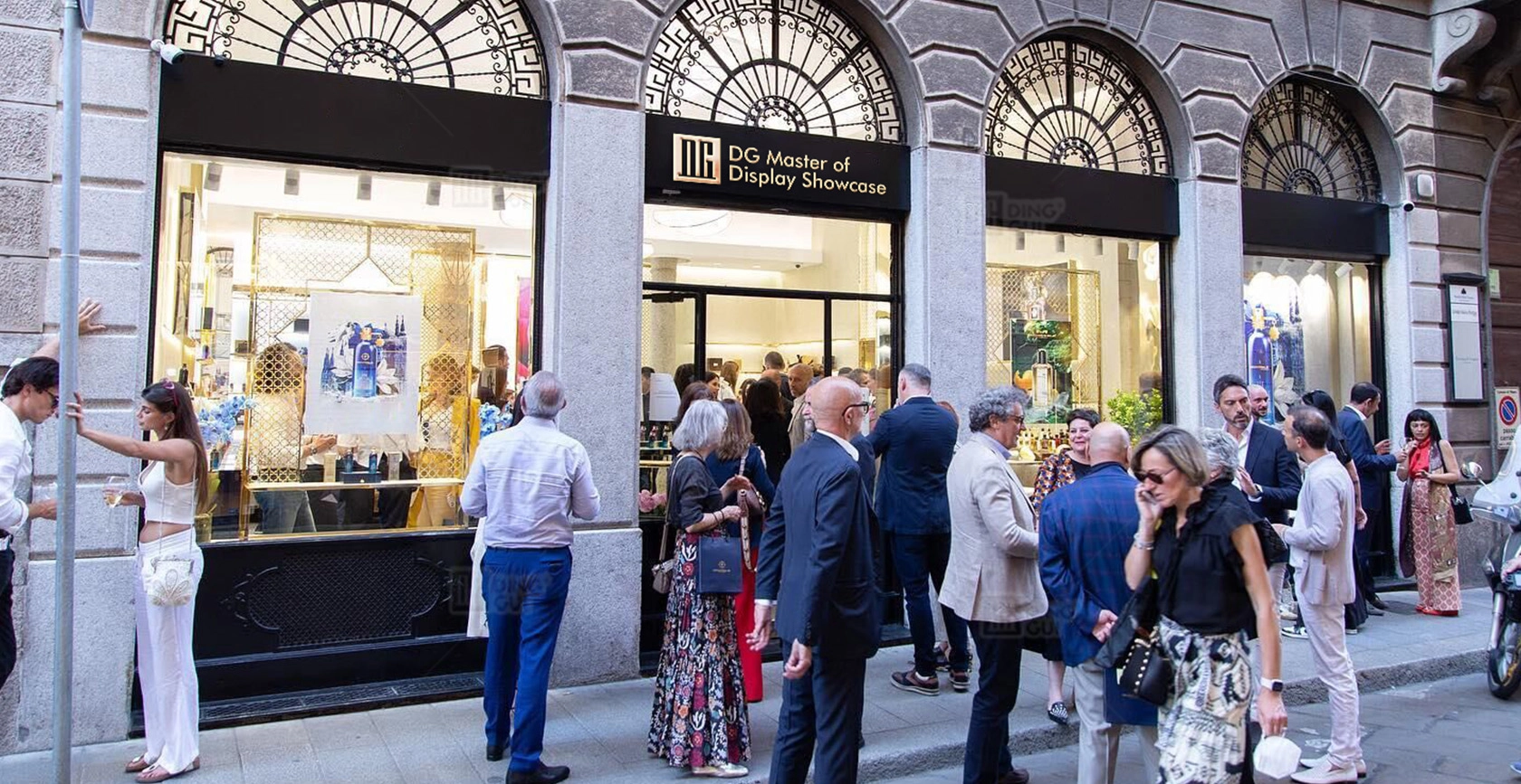 Multi-Sensory Experience in Showcases