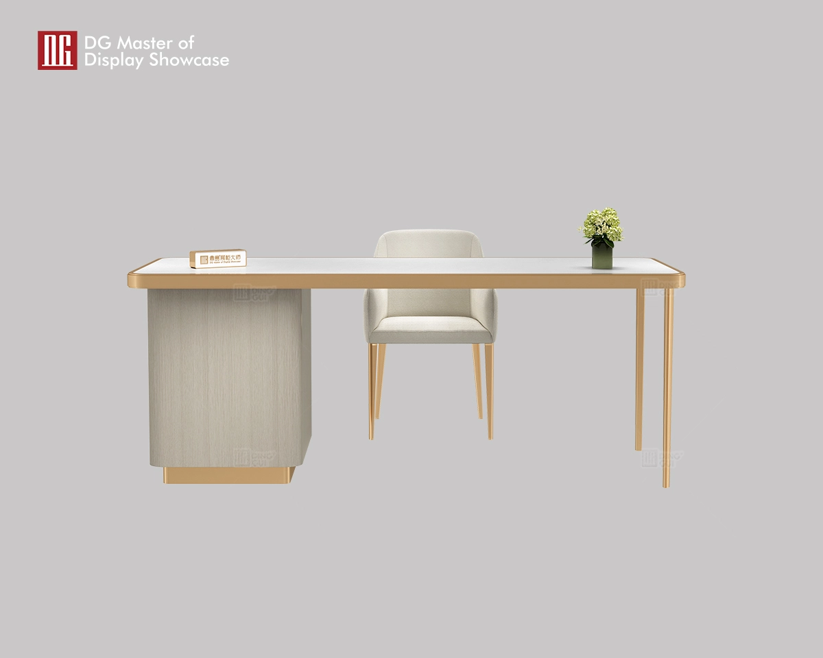 عرض دي جي للمجوهرات والساعات الفاخرة الجديدة كلياً، طاولة استشارة جلدية 1