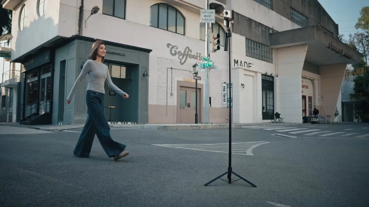 F01 AI Smart Auto-Tracking Gimbal Selfie Stick 1