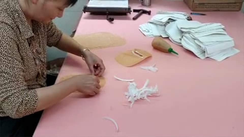 Leather Tote Bag
Zipper Frame Reinforcement Gluing