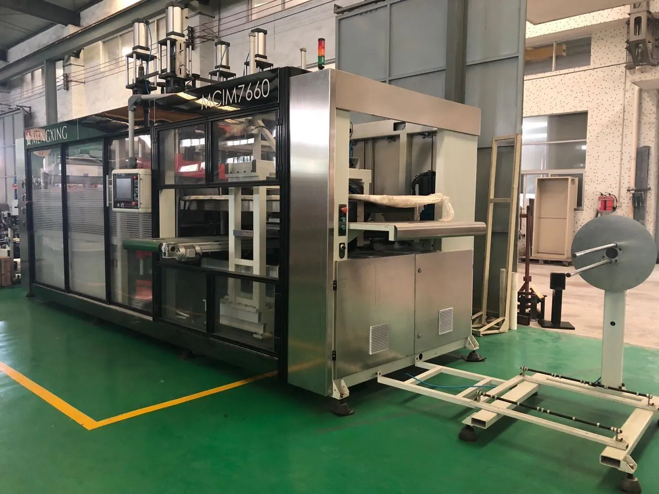 Full-Auto Plastic Lid Forming Machine with Cutting, Counting & Stacking (MCIM 7660) 1