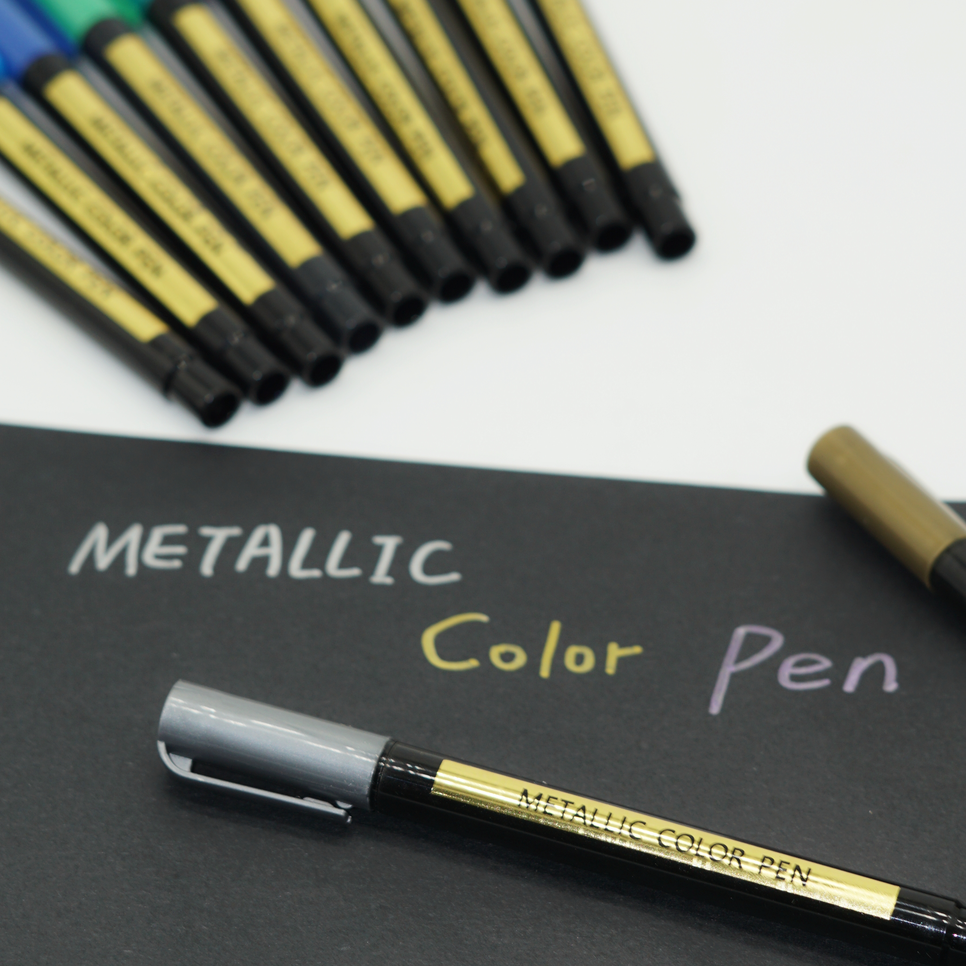 Factory Wholesale 12 Colors Metallic Color Marker Pen Quickly Dry Non-toxic Works on Multi Surfaces 3