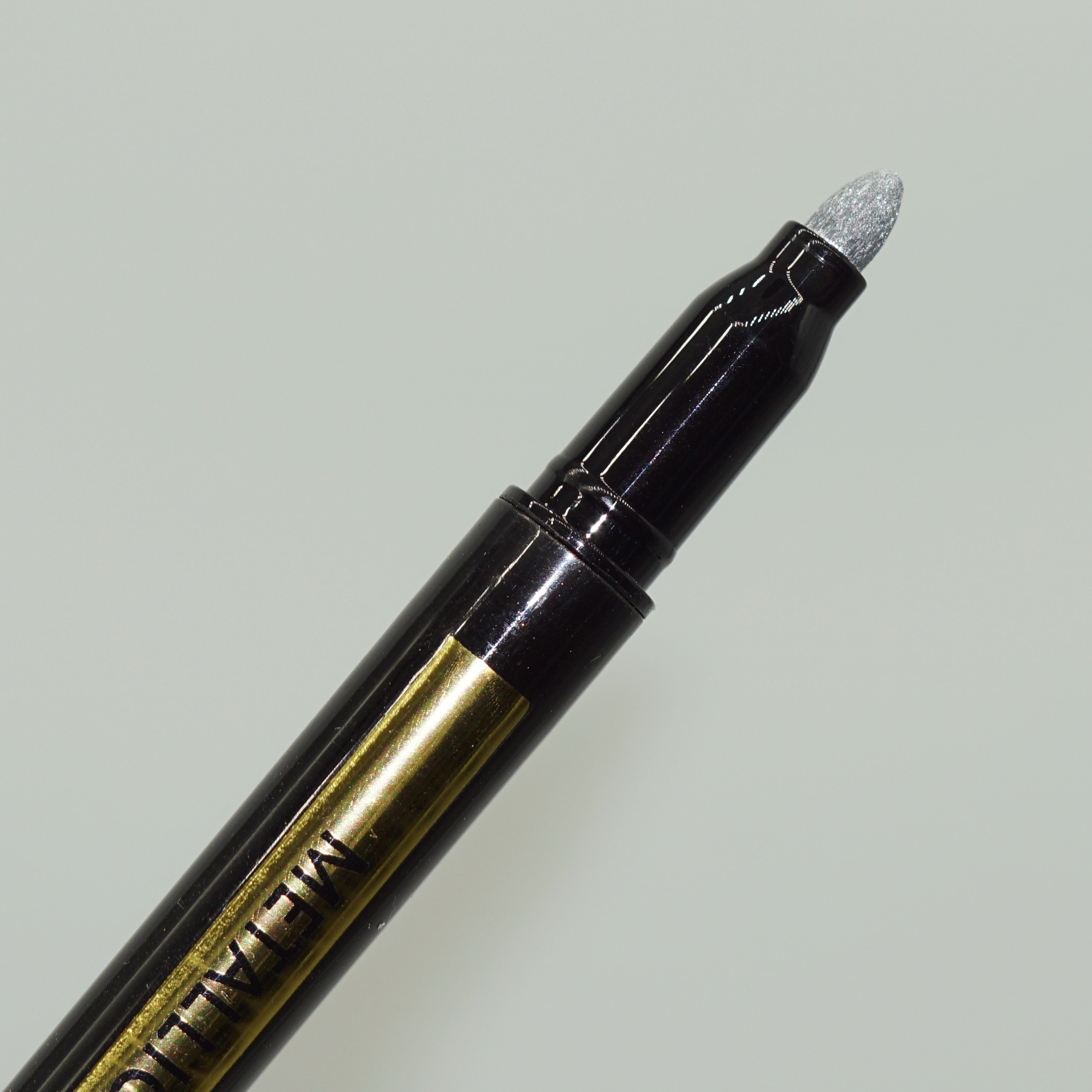 Factory Wholesale 12 Colors Metallic Color Marker Pen Quickly Dry Non-toxic Works on Multi Surfaces 5