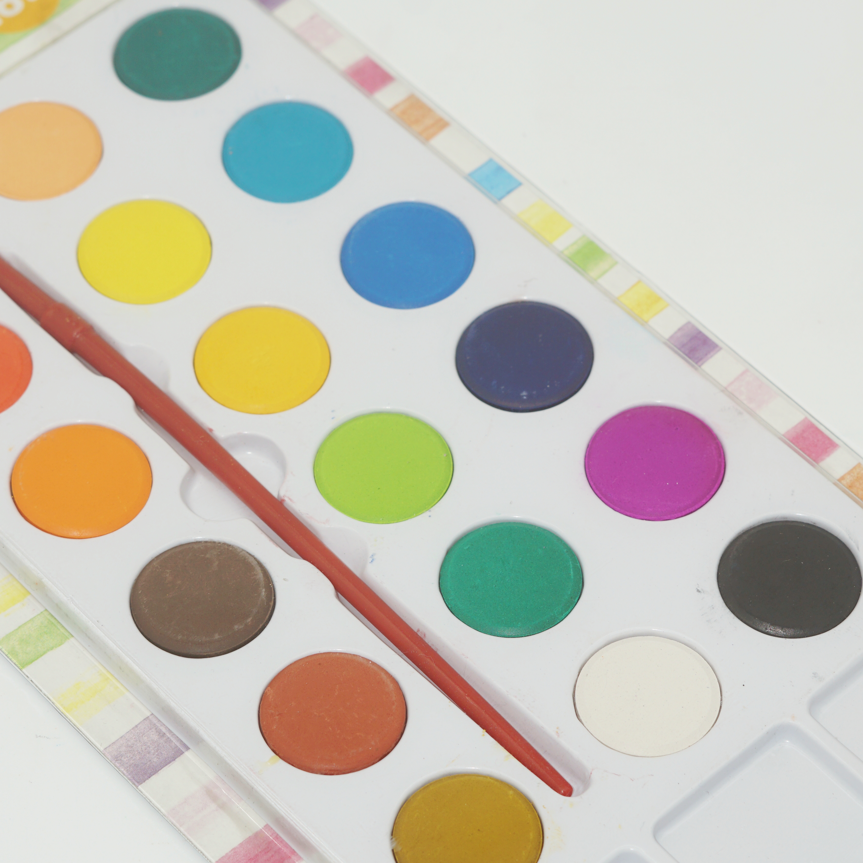 Custom Package Wholesale 18 Colors Solid Watercolor Set for Children Stationery Gift 4