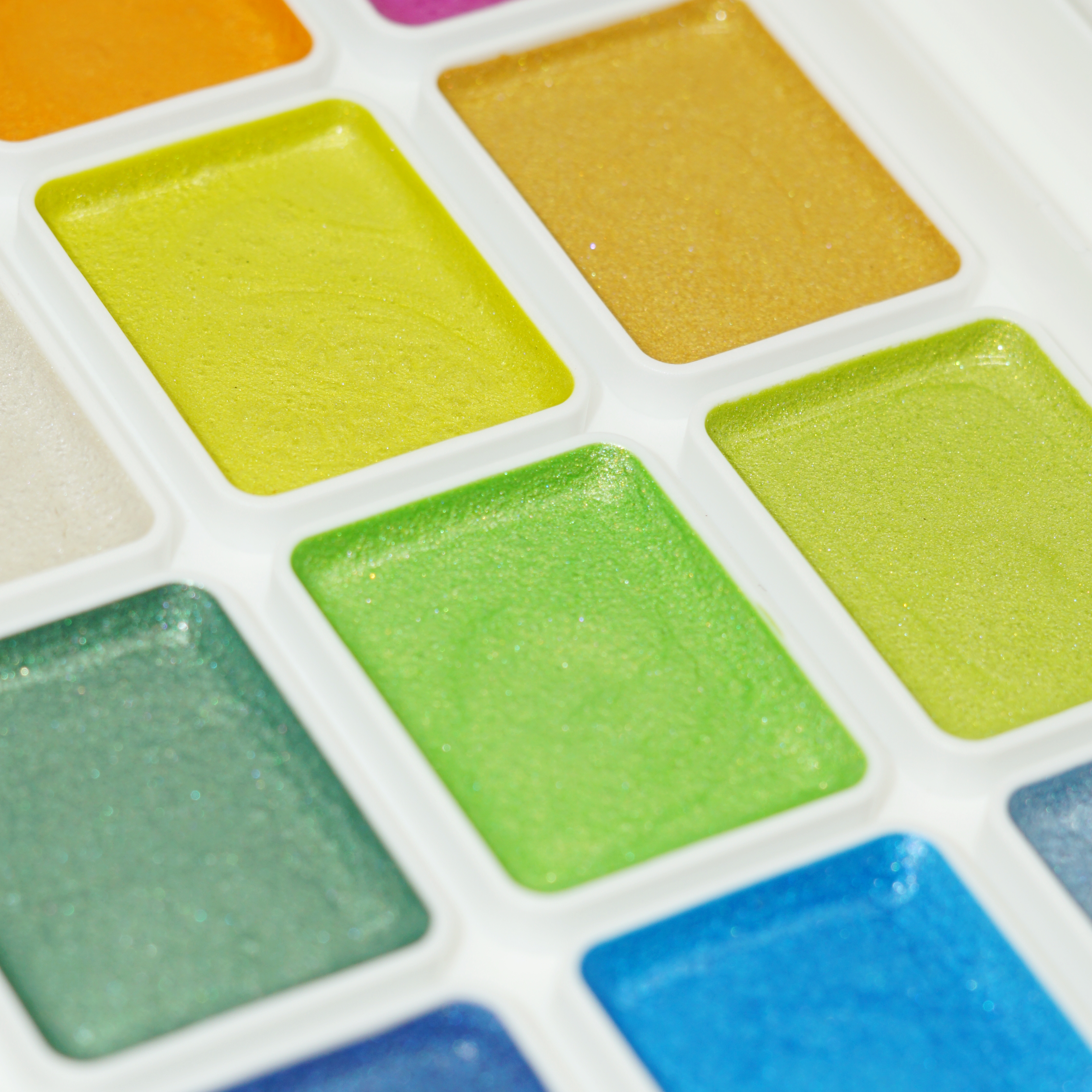 High-quality Wholesale and Custom Metallic Glitter 18 Colors Semi-moist Watercolor Paint Set with Paintbrush 6