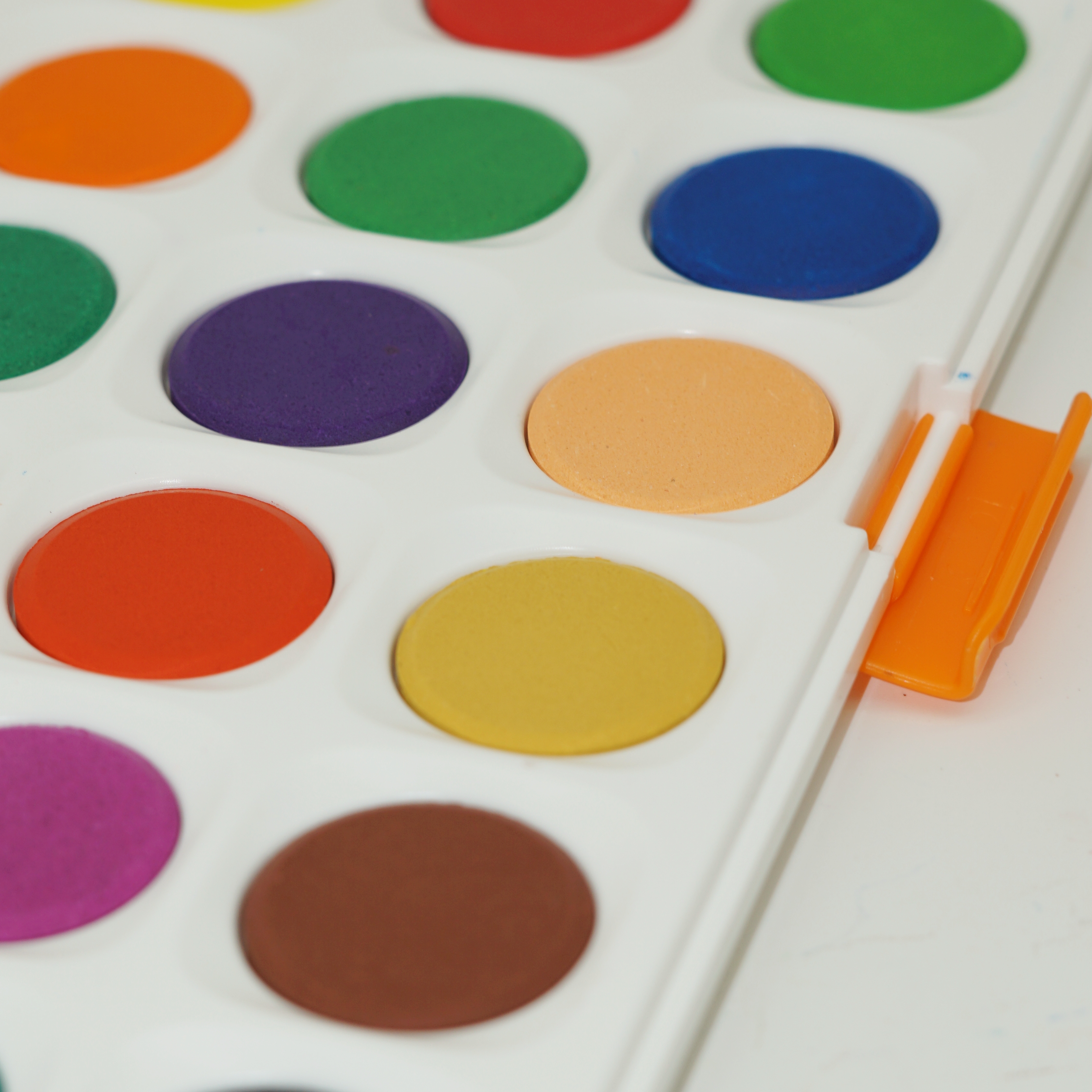 High Quality Wholesale 21 Colors Solid Watercolor Paint Set with Paintbrush 3