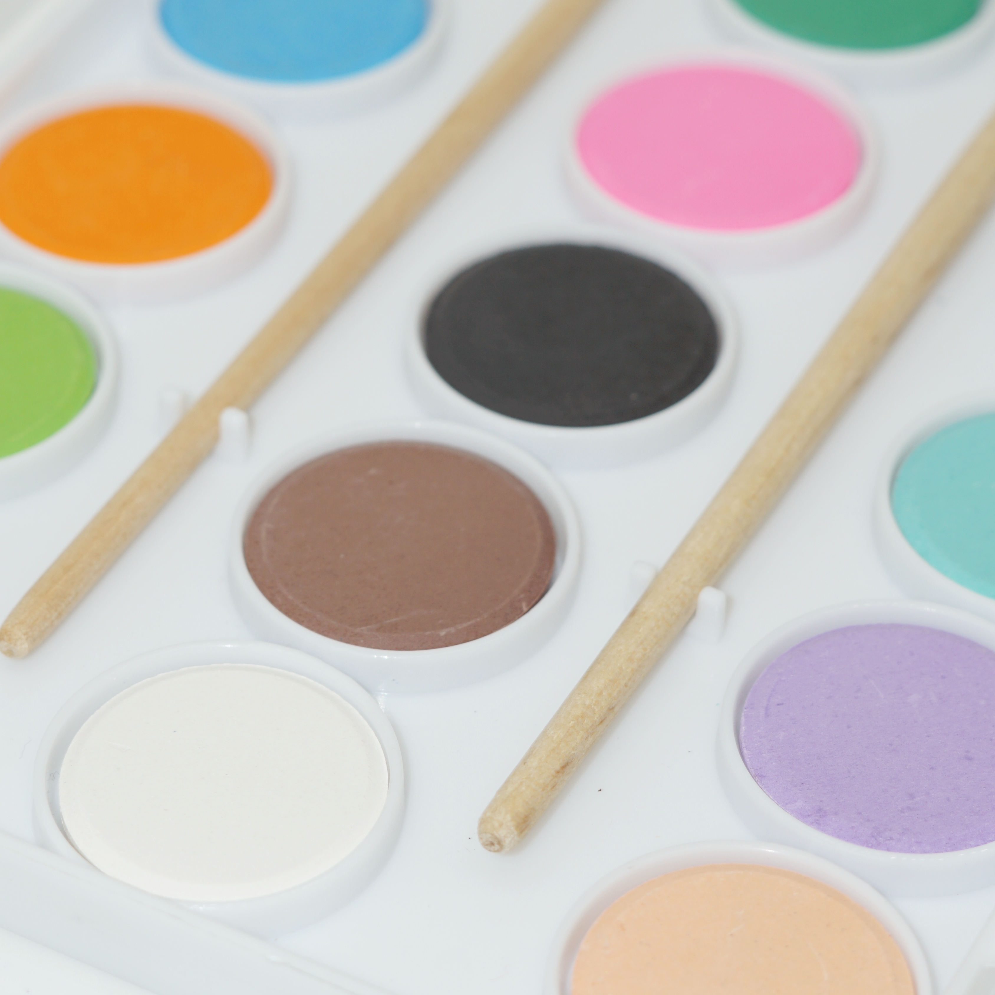High Quality Macaron Color 18 Colors Solid Watercolor Cake Set with 2pcs Wooden Brushes 7