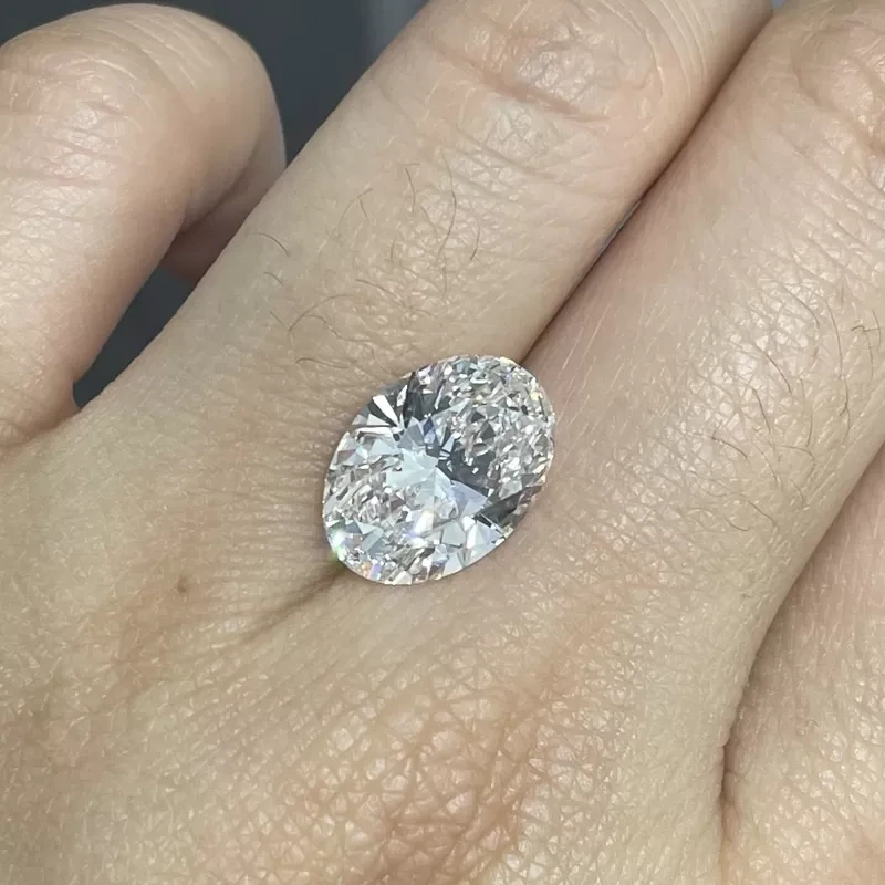 ألماس عديم اللون من النوع G، ألماس مزروع في المختبر، وزنه 5.18 قيراط، مقابل ألماس مزروع في المختبر1 1