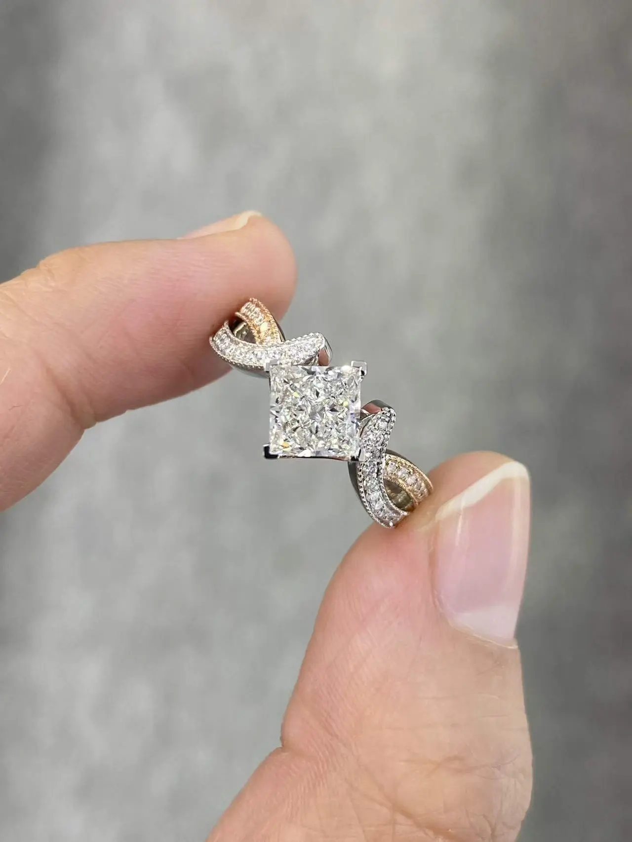 18K gold 1.188ct princess-cut laboratory diamond double-arm interlocking wavy ring - Art Nouveau style nature-inspired design 1