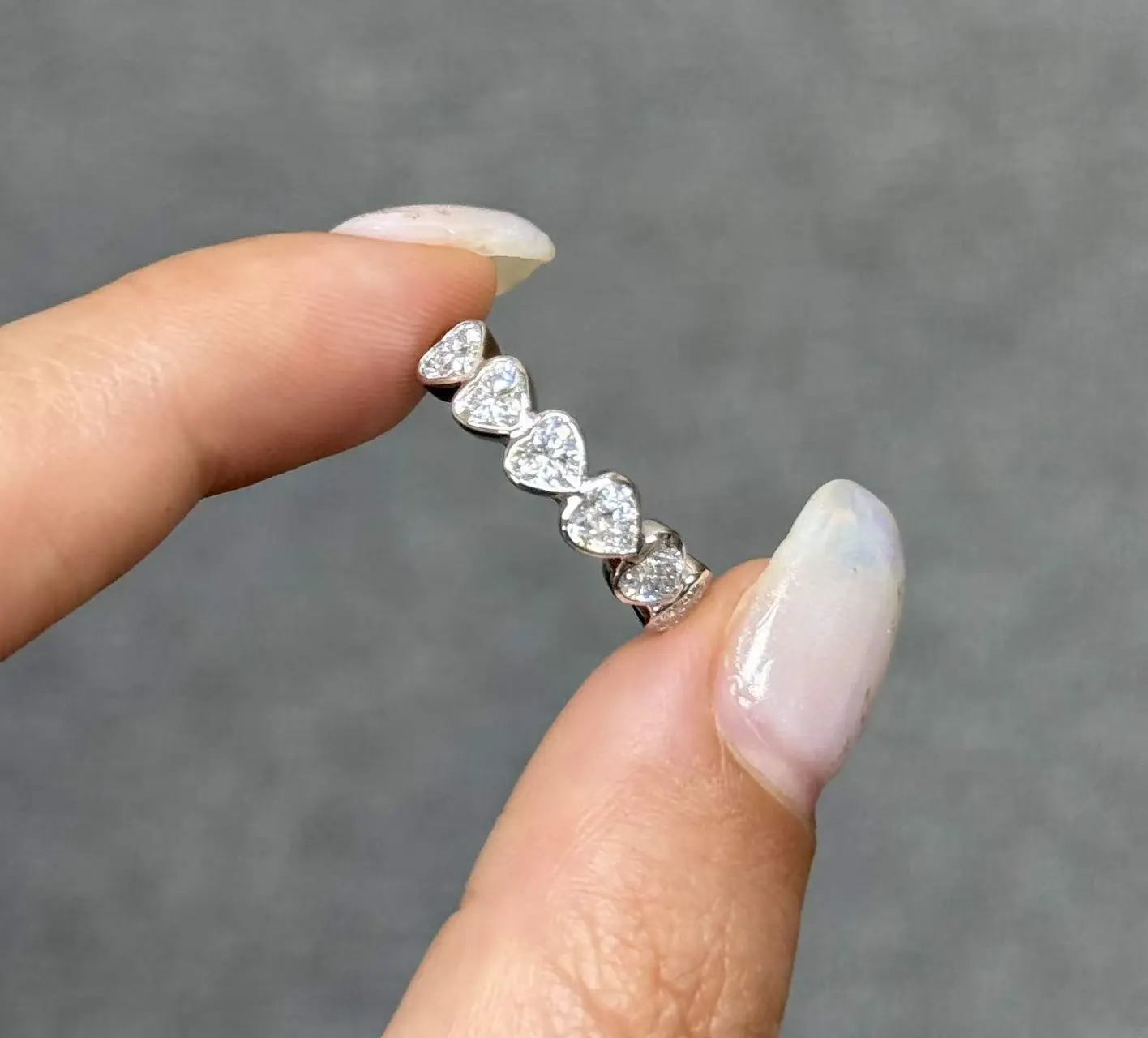 18K gold 1.13-carat heart-shaped laboratory diamond row ring design eternal ring. 1