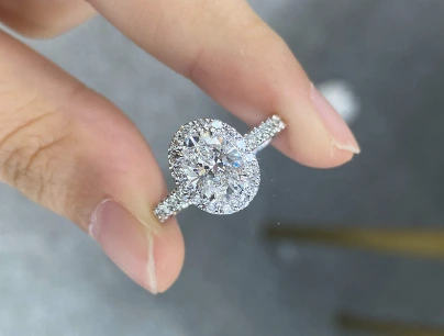 18K White Gold Oval Diamond Ring 1