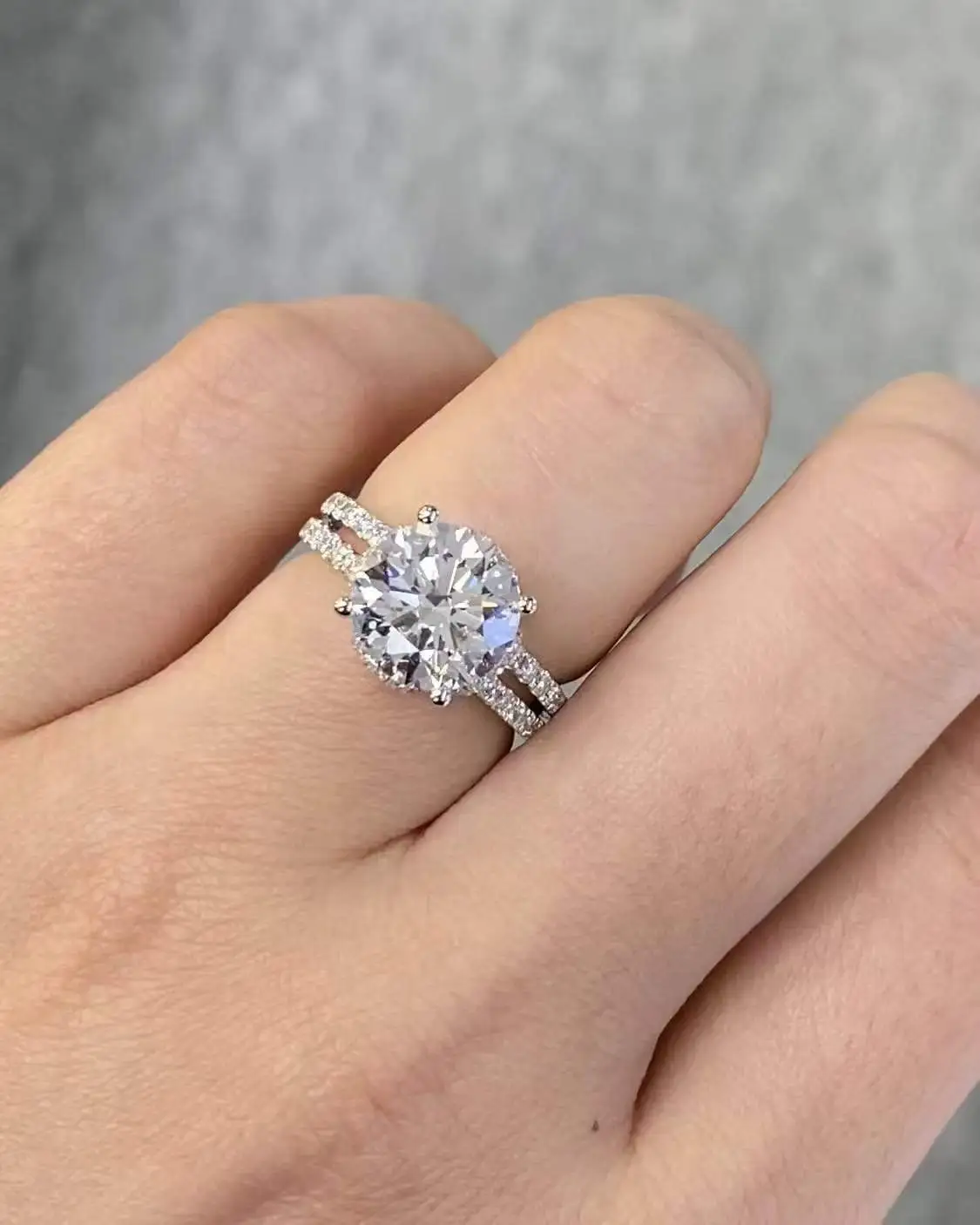 Excellent Lab Grown Round Brilliant Cut VVS Clarity Diamond Engagement Ring 1