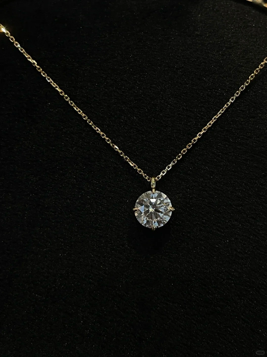 A 1-carat round-cut four-prong style laboratory-grown necklace made of 18K gold 1