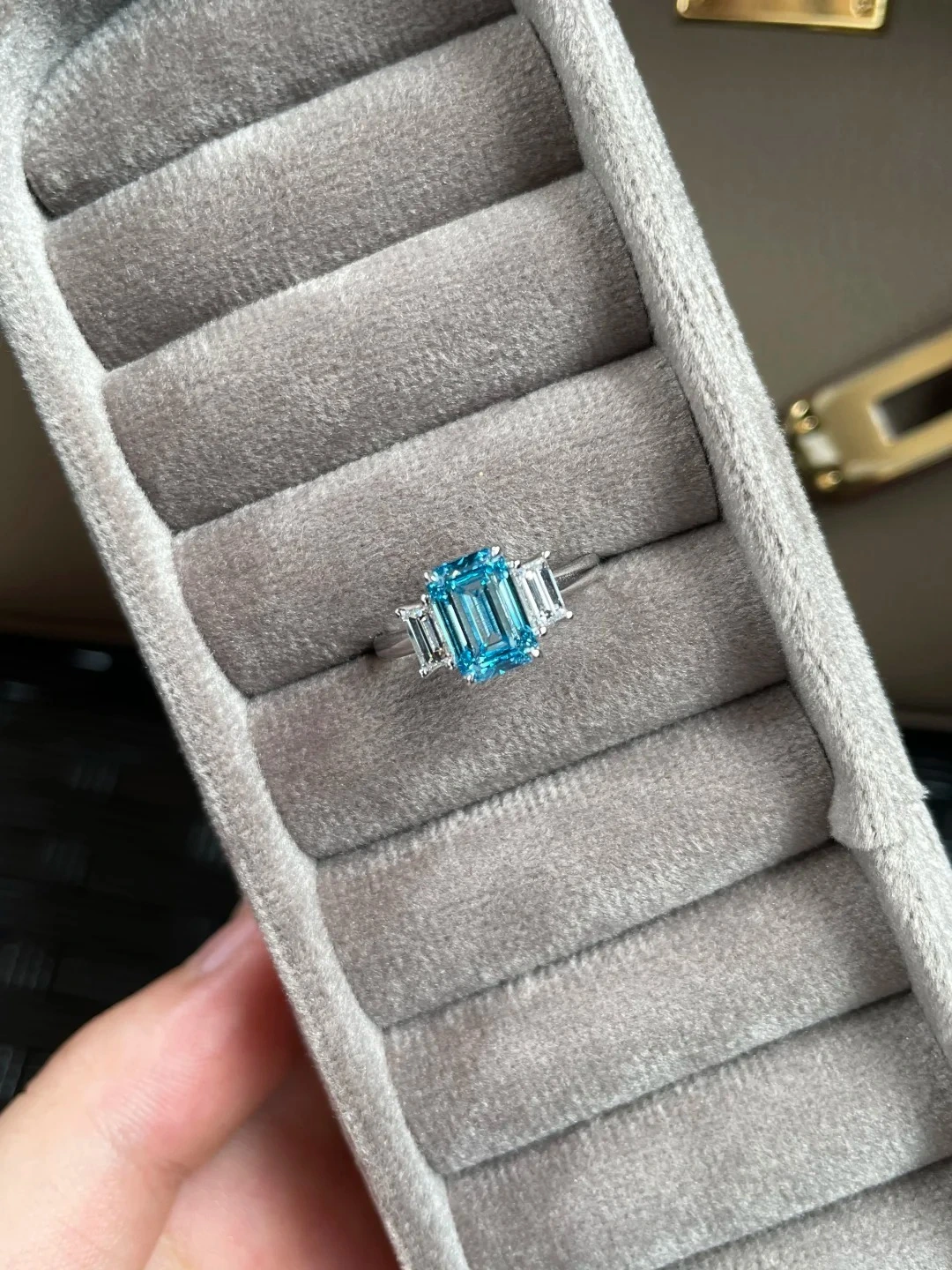 خاتم ألماس مقطوع على شكل زمرد، مزروع في المختبر، متناسق مع خاتم من الذهب عيار 18 قيراطًا بثلاثة أحجار من الياقوت الأزرق الملكي 1