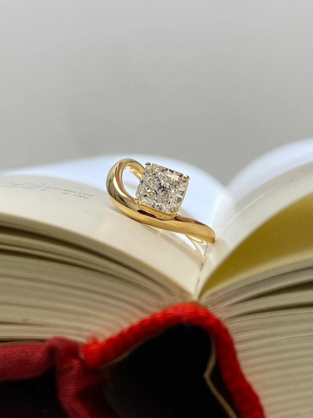 ريدين تقطع خاتم خطوبة من الألماس المزروع في المختبر، وخاتم من الذهب عيار 18 قيراطًا 1