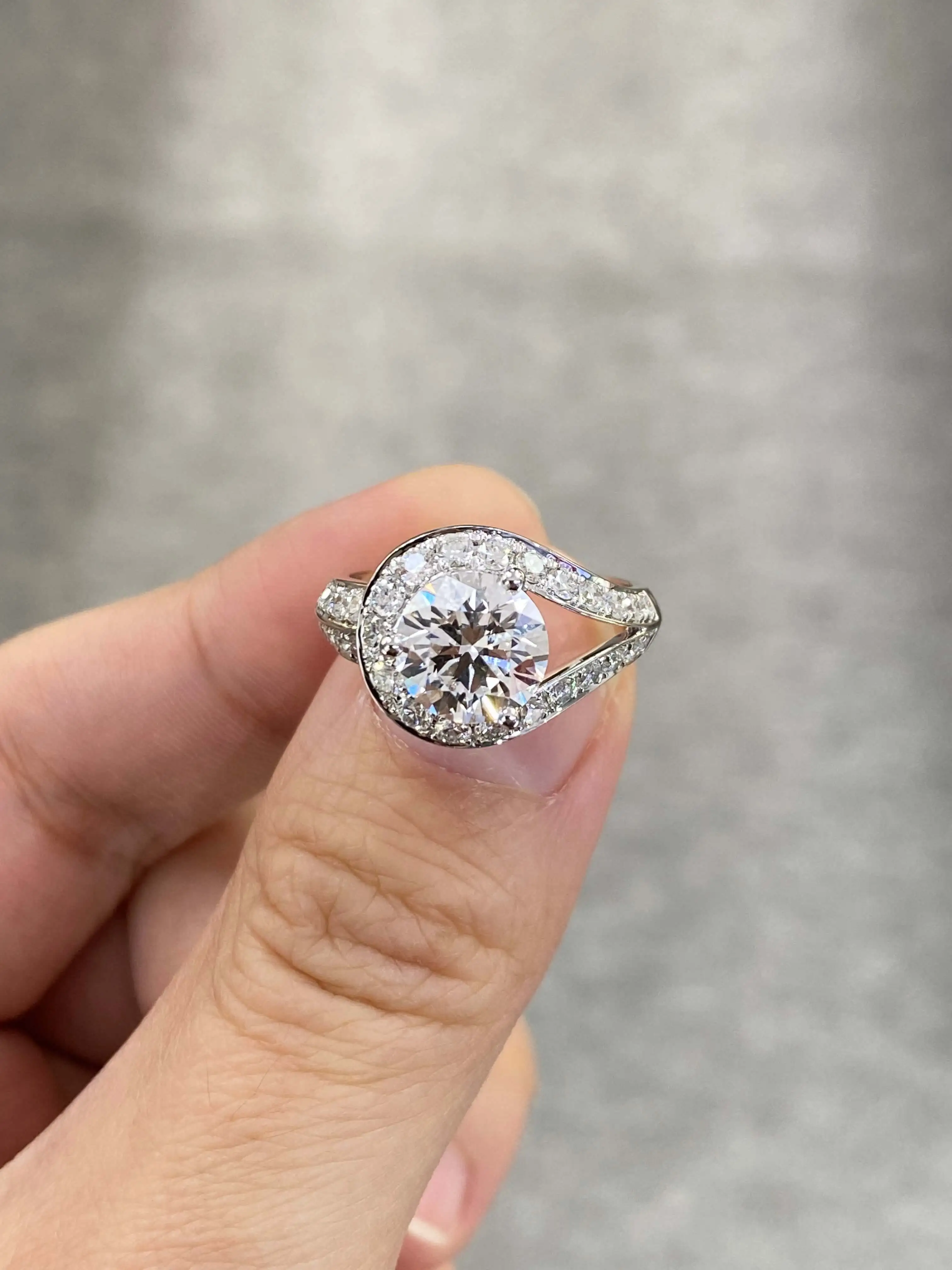 18k gold 2.01ct Customized engagement lab diamonds ring with IGI certification 1