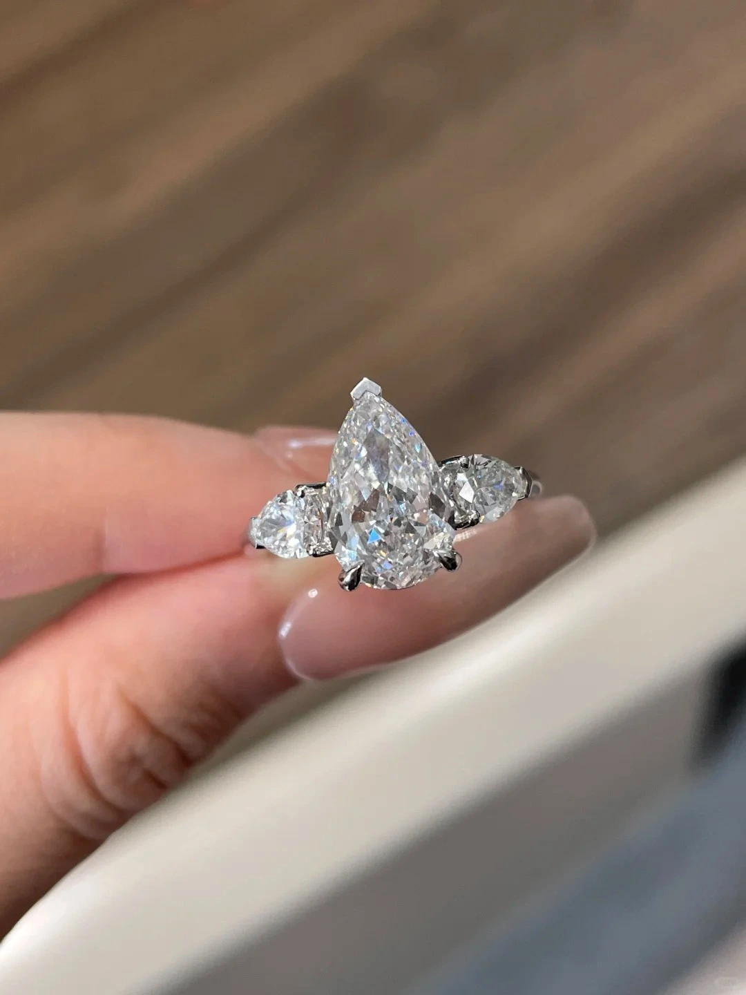 18K white gold pear-shaped laboratory-grown diamond ring, suitable for engagement and wedding rings 1