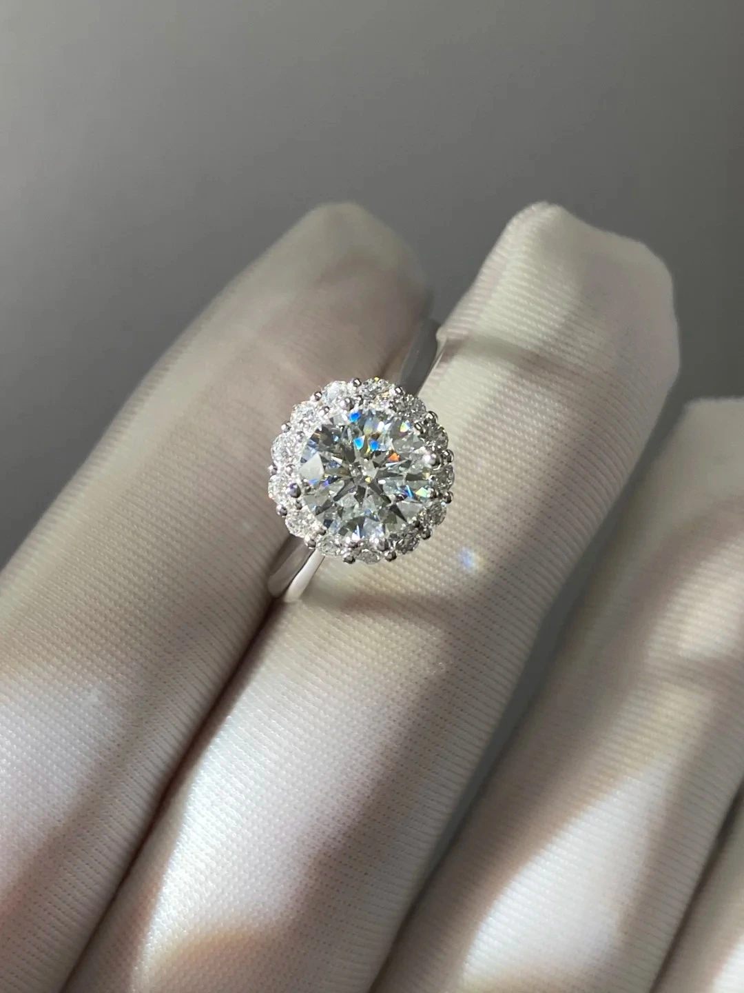 خاتم خطوبة من الألماس الأبيض عيار 18 قيراطًا، مقطوع بشكل دائري ومُزروع في المختبر 1