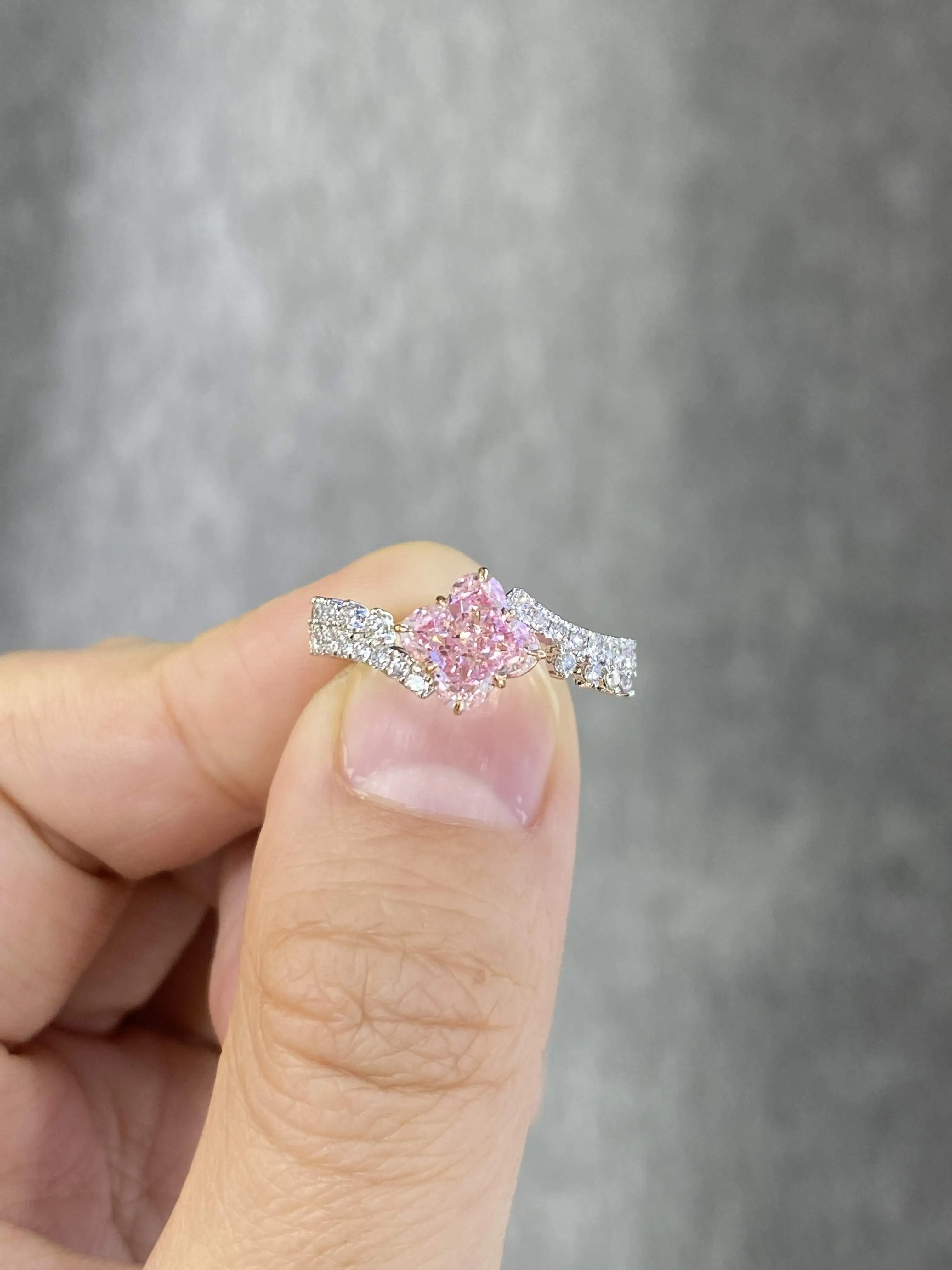 Bague de fiançailles en or jaune 18 carats sertie d'un diamant rose de laboratoire de 1,46 carat, pureté VVS et certification IGI. 1