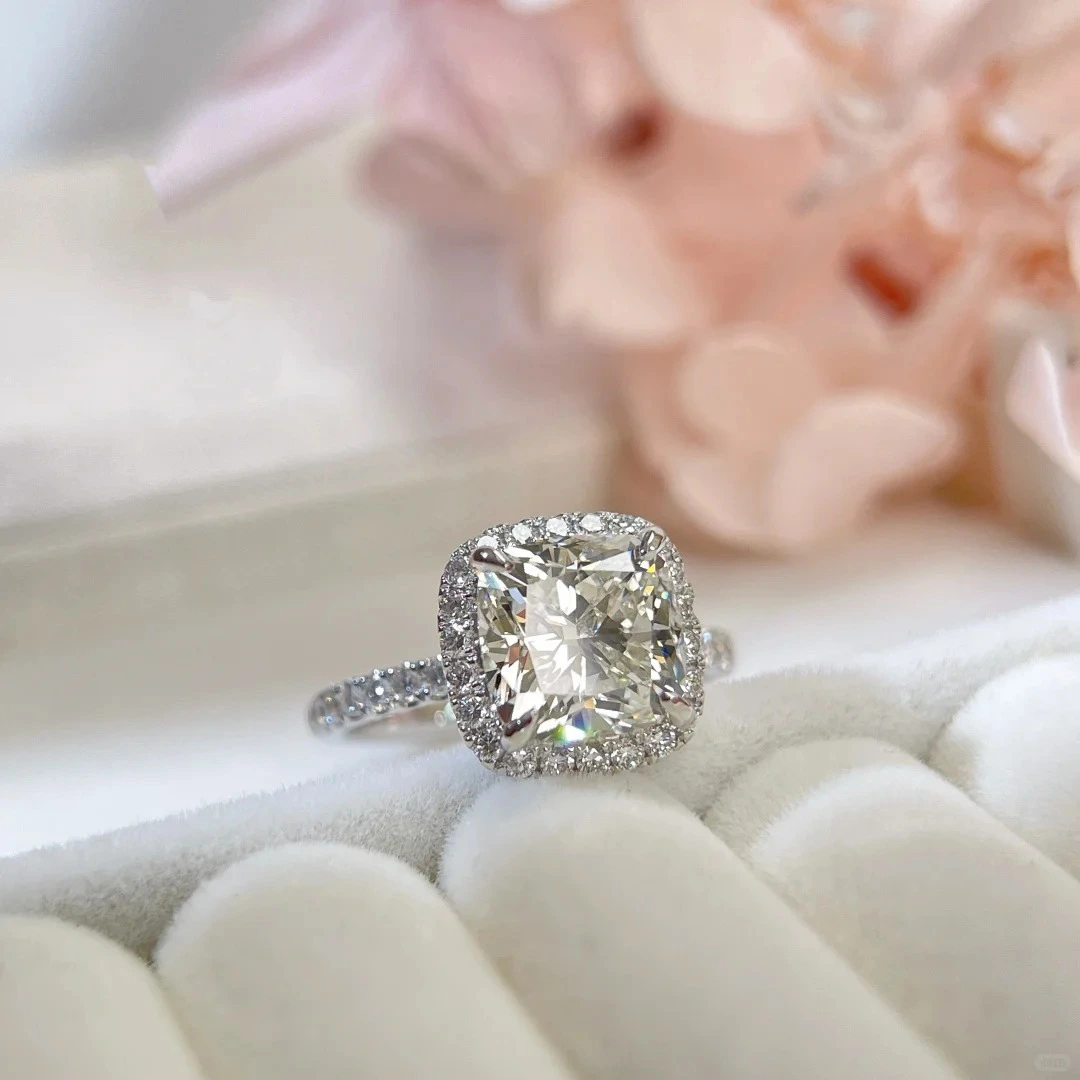 خاتم خطوبة من الألماس المقطوع في المختبر على شكل وسادة، وخاتم زفاف أبيض عيار 18 قيراطًا 1