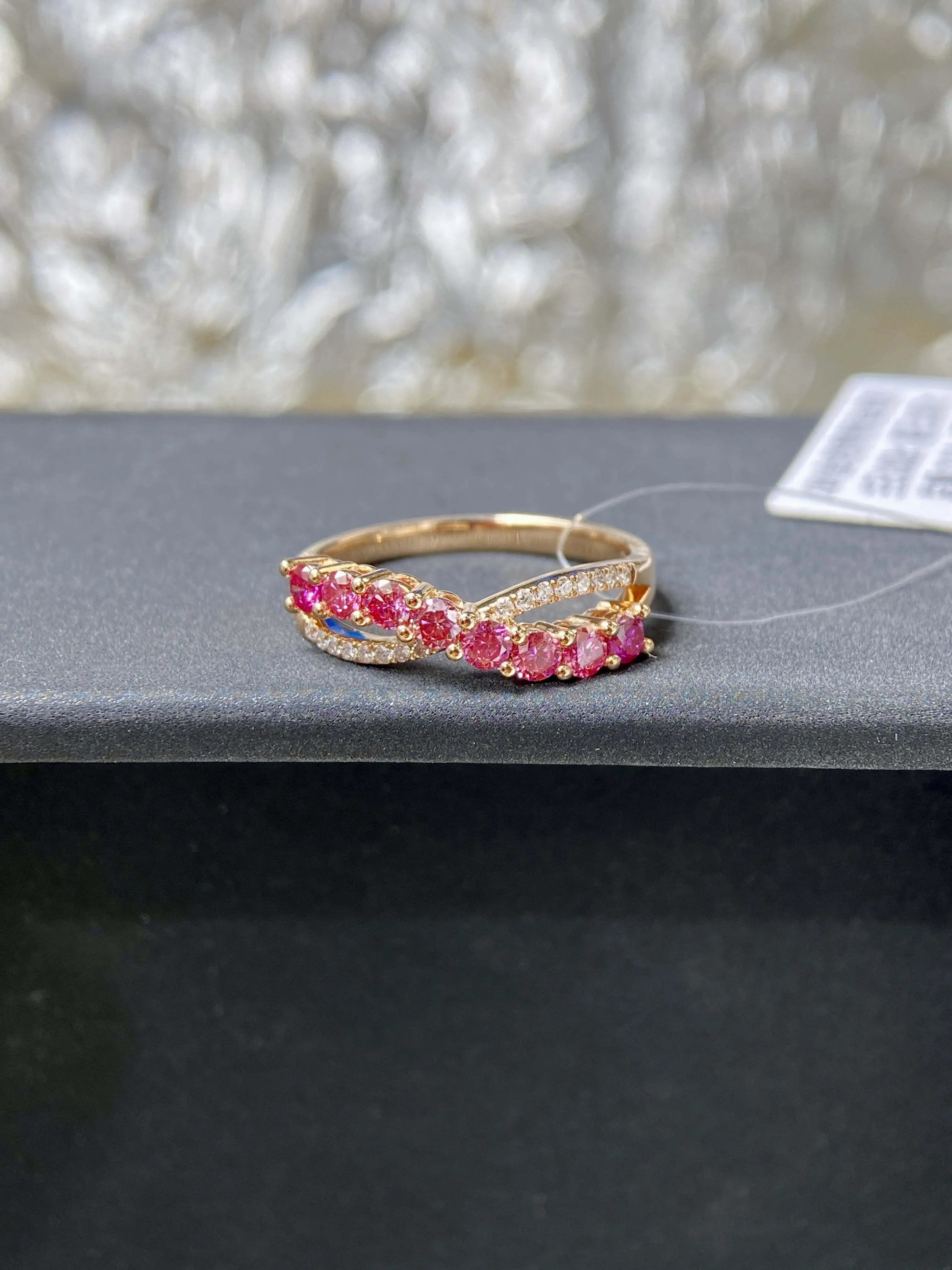 Anillo personalizado con diamantes de laboratorio de 18k, diamante rosa redondo de 0,602 ct rodeado de pequeños diamantes VS. 1