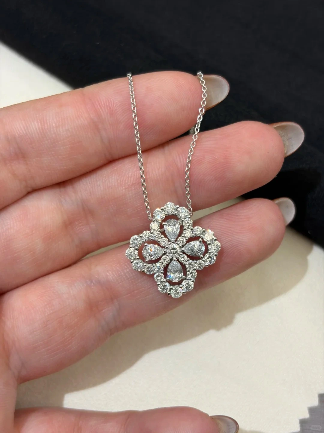 Four-leaf clover cultivation necklace, fashionable and versatile accessory for ladies' daily commutes 1
