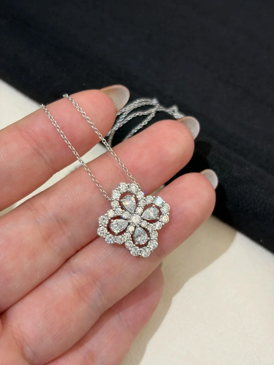 ZKZ Custom Jewelry Elegant Luxury 18K White Gold Lab Grown Diamond Four-Leaf Clover Pendant 1