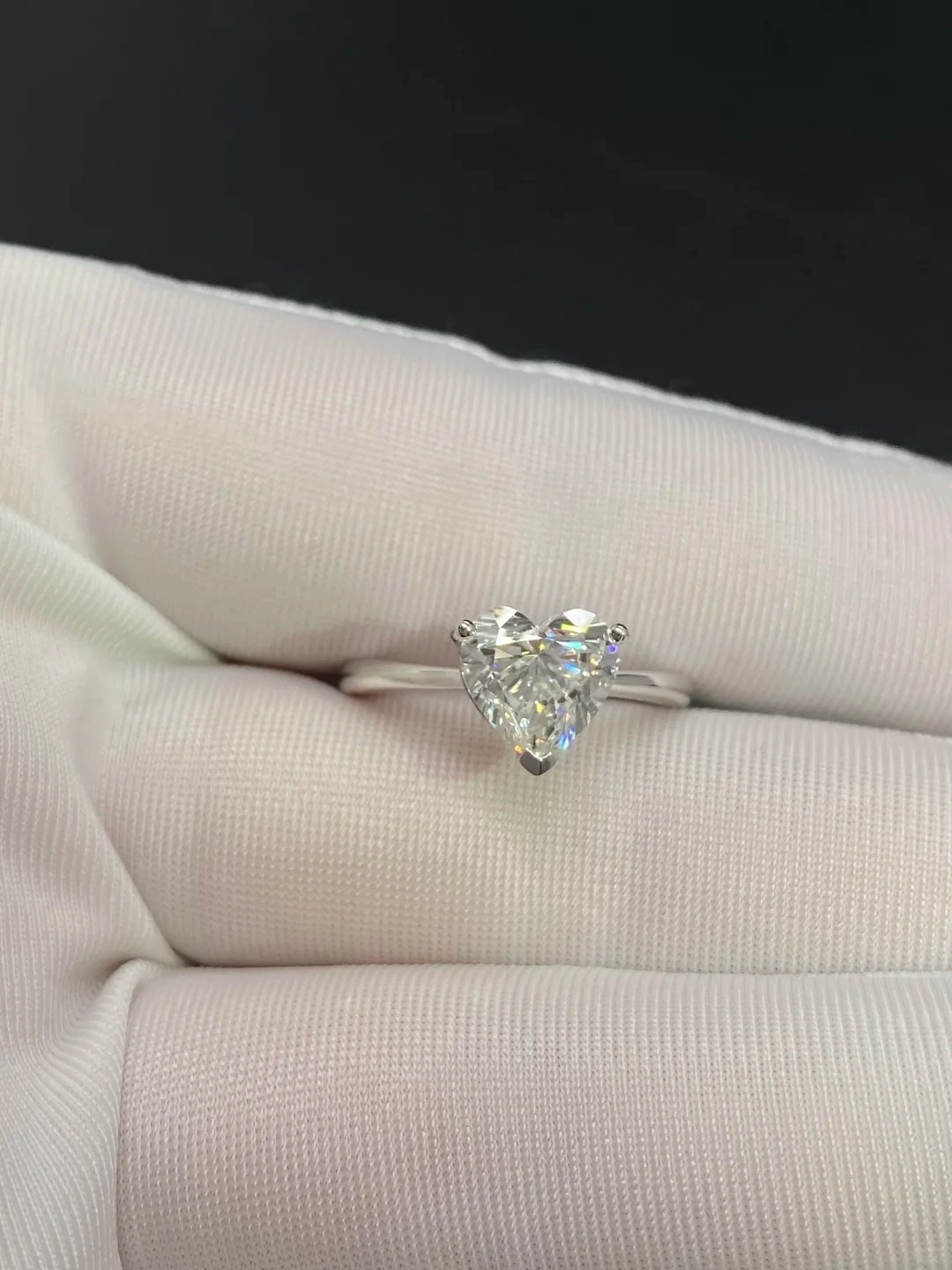 خاتم ZKZ فاخر مخصص على شكل قلب من الألماس المزروع في المختبر DEF VVS للنساء 1