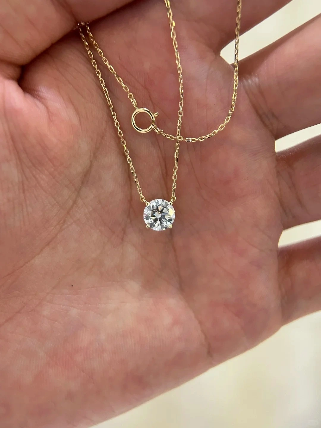 Elegante colgante de oro amarillo de 18 quilates con diamantes cultivados en laboratorio para niñas de uso diario. 1