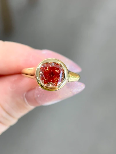 خاتم ألماس مضيء من الذهب عيار 18 قيراطًا، يضفي بريقًا رائعًا وفخامة على خطوبتك 1