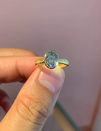 خاتم ألماس بيضاوي الشكل من حجر اللابرادور الأزرق بقطع رائعة، يتميز بنمط رومانسي وتألق لافت 1