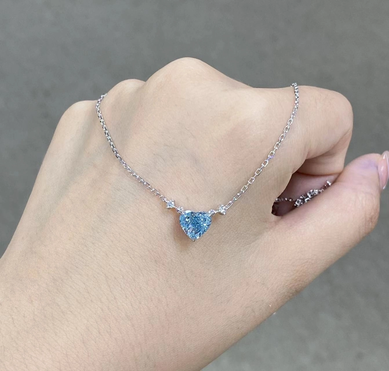 قلادة على شكل قلب مرصعة بالألماس من مختبر عيار 18 قيراطًا بوزن 1.51 قيراطًا، قلادة مخصصة من الألماس الأزرق مع شهادة IGI 1