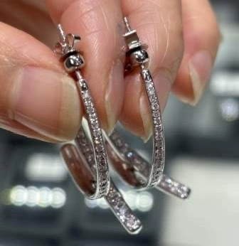 أقراط من الذهب الأبيض عيار 18 قيراطًا مرصعة بالألماس وزن 2.1 قيراطًا، أقراط مرصعة بشراشيب مثقوبة بالكامل 1