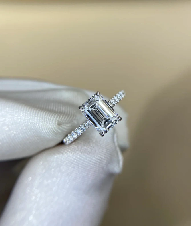 خاتم أنيق من الزمرد والألماس من مختبر الأناقة اليومية - ارتديه يوميًا 1