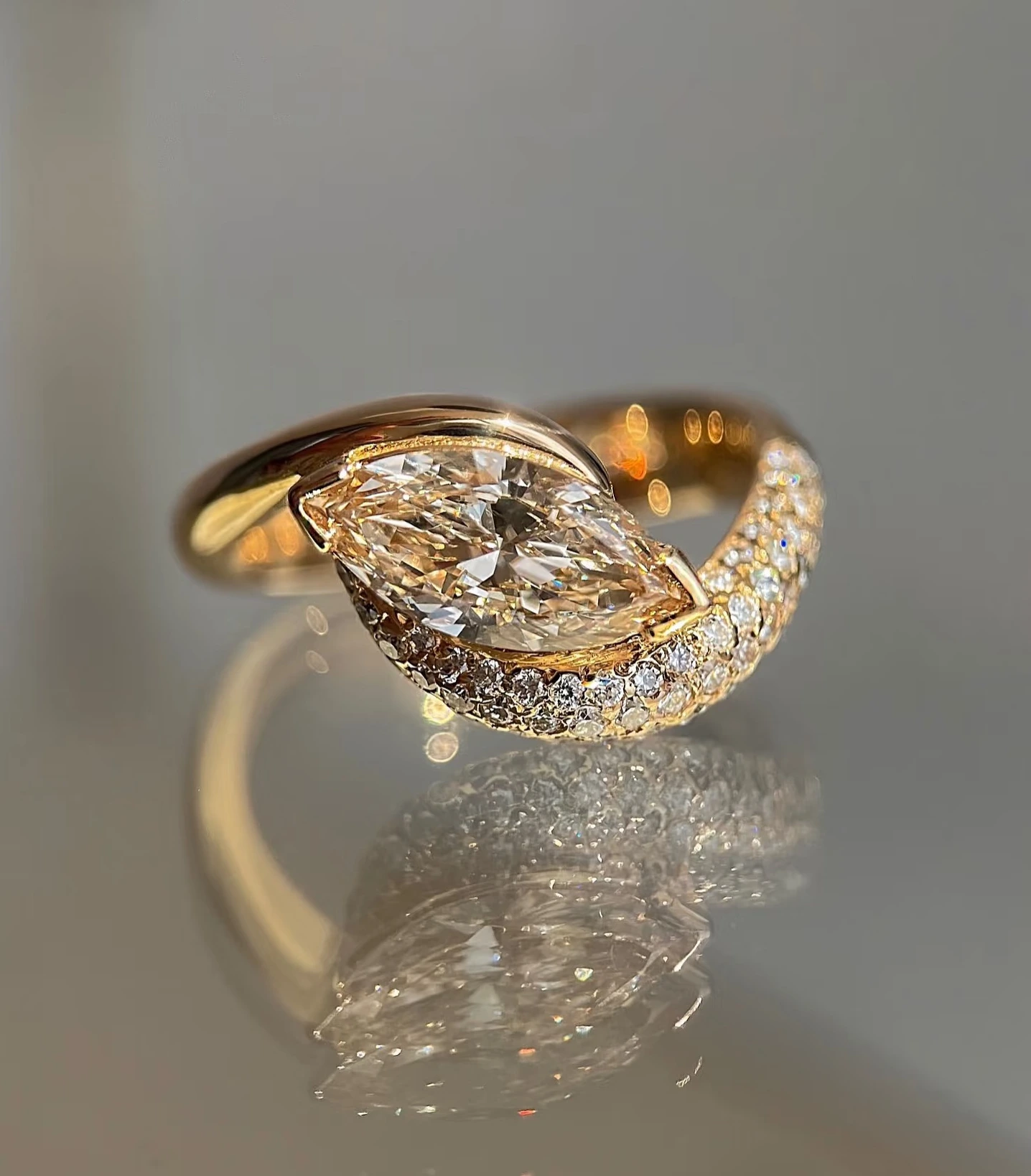 خاتم ألماس معملي عيار 18 قيراطًا، ماركيز 2 قيراط، يرتدي خاتم ألماس جانبي بحجر معتمد من IGI 1