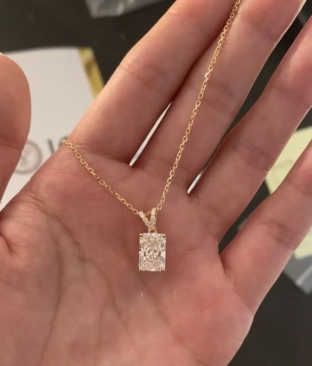 18K Lab Diamond Necklace 1.88ct Radiant With side stones D VVS with IGI certification 1