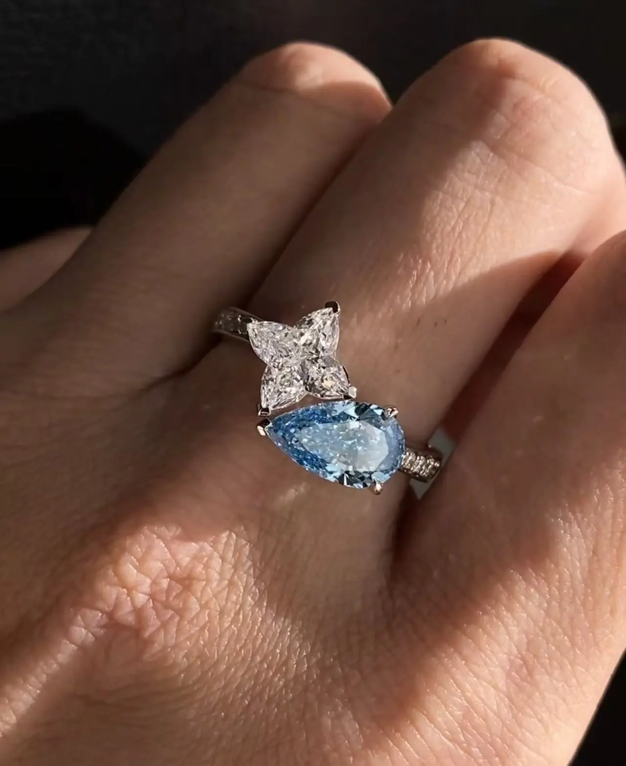 18k gold lab diamonds ring 1.02ct blue pear ring with white Four-leaf clover cutting customized ring CVD 1