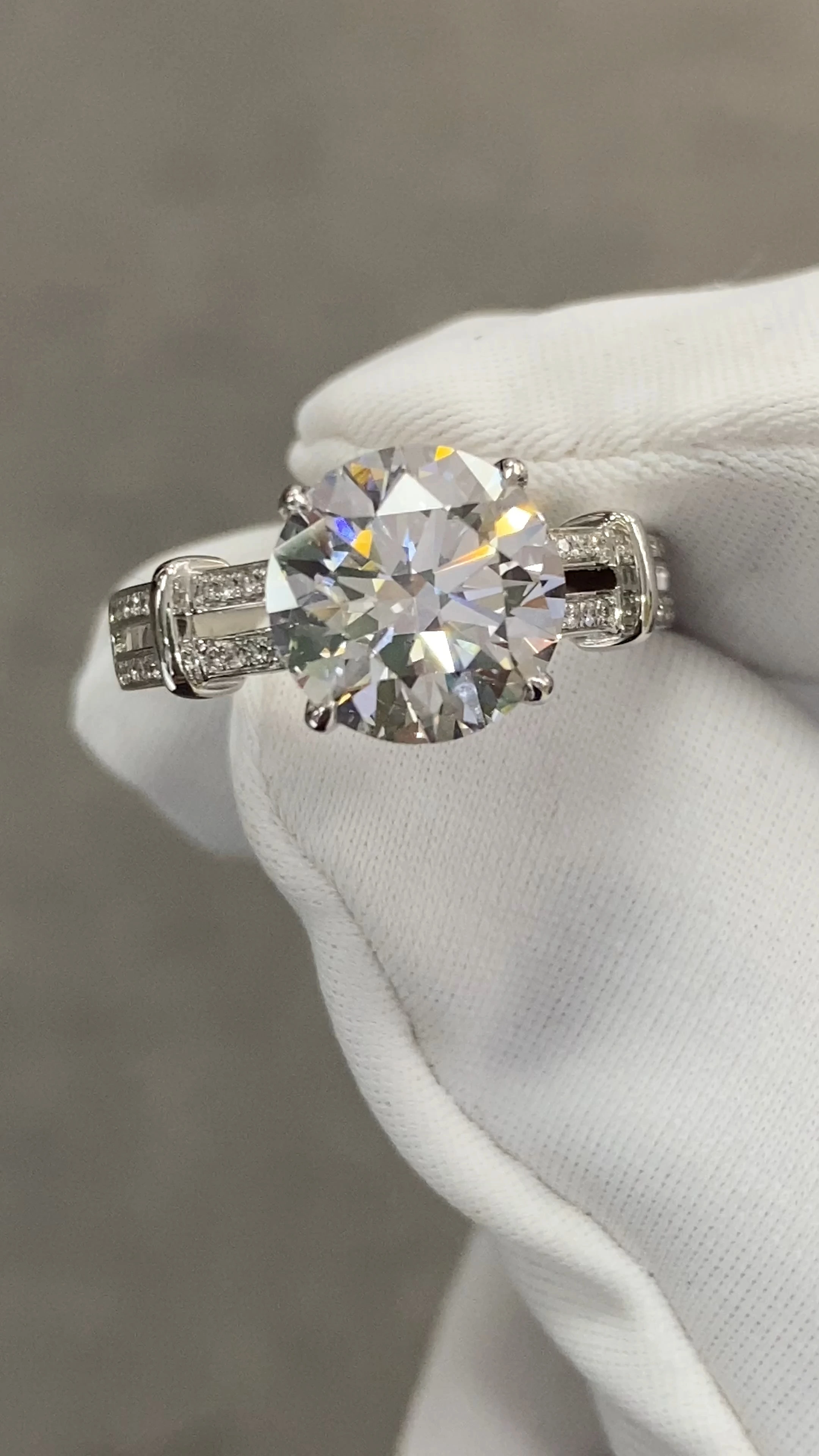 Anillo de compromiso de oro blanco de 18 quilates con doble hilera de diamantes cultivados en laboratorio de talla redonda CVD 1