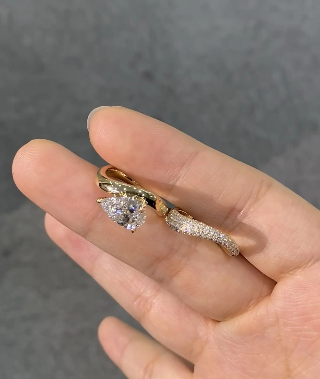 Bague en or jaune 18 carats sertie d'un diamant de laboratoire de 2,02 carats taille poire. Ensemble de bagues haut de gamme avec certificat IGI. 1